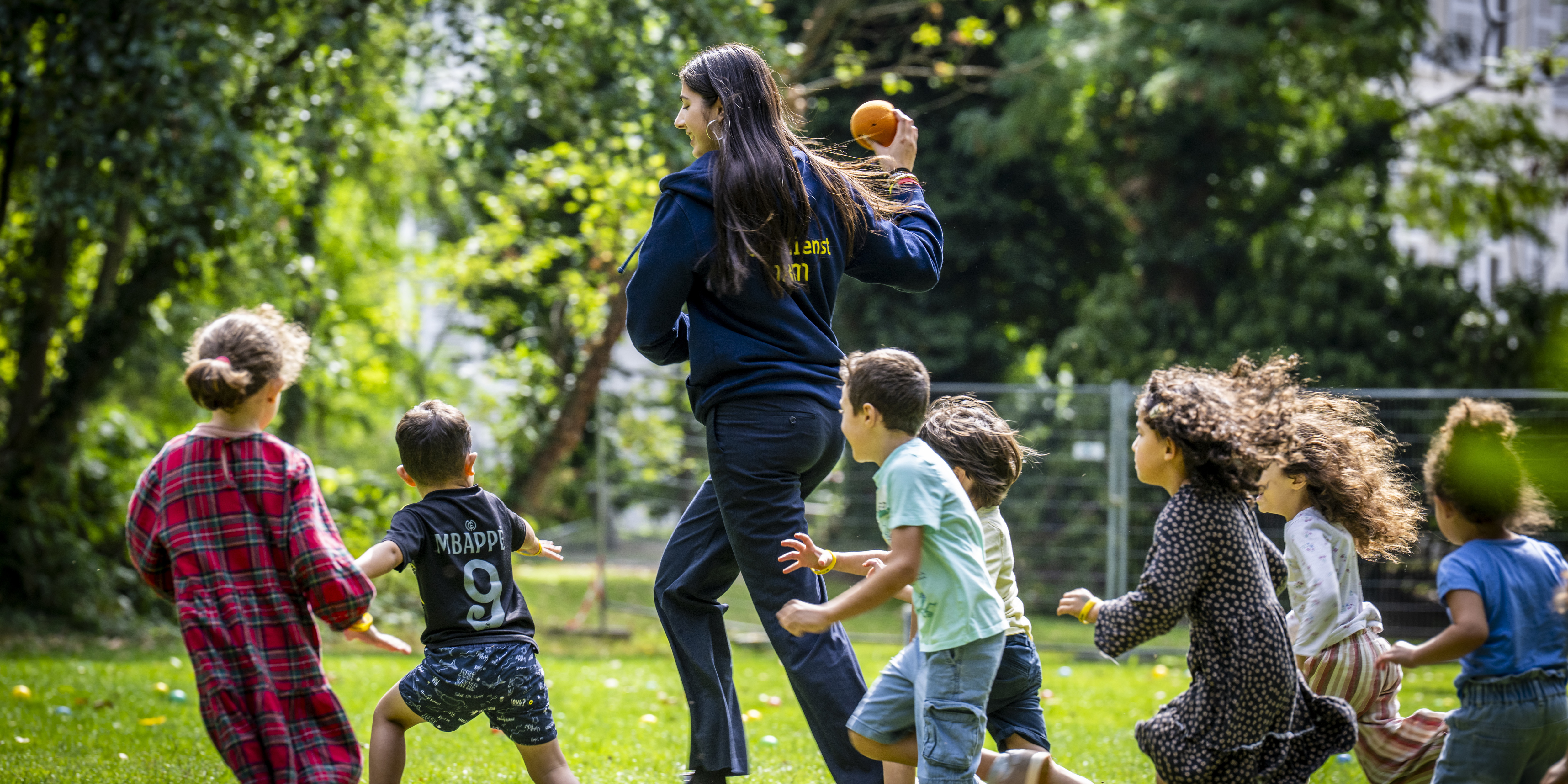 spelende kinderen tijdens een activiteit van Speelkasteel spelende kinderen tijdens een activiteit van Speelkasteel